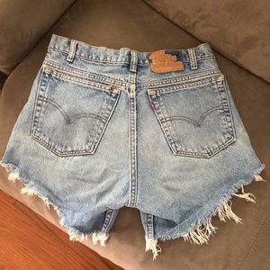 Cutoff Levi’s with raw edge